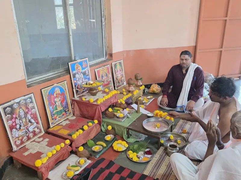 Guruji explaining each step of the vidhi to the family